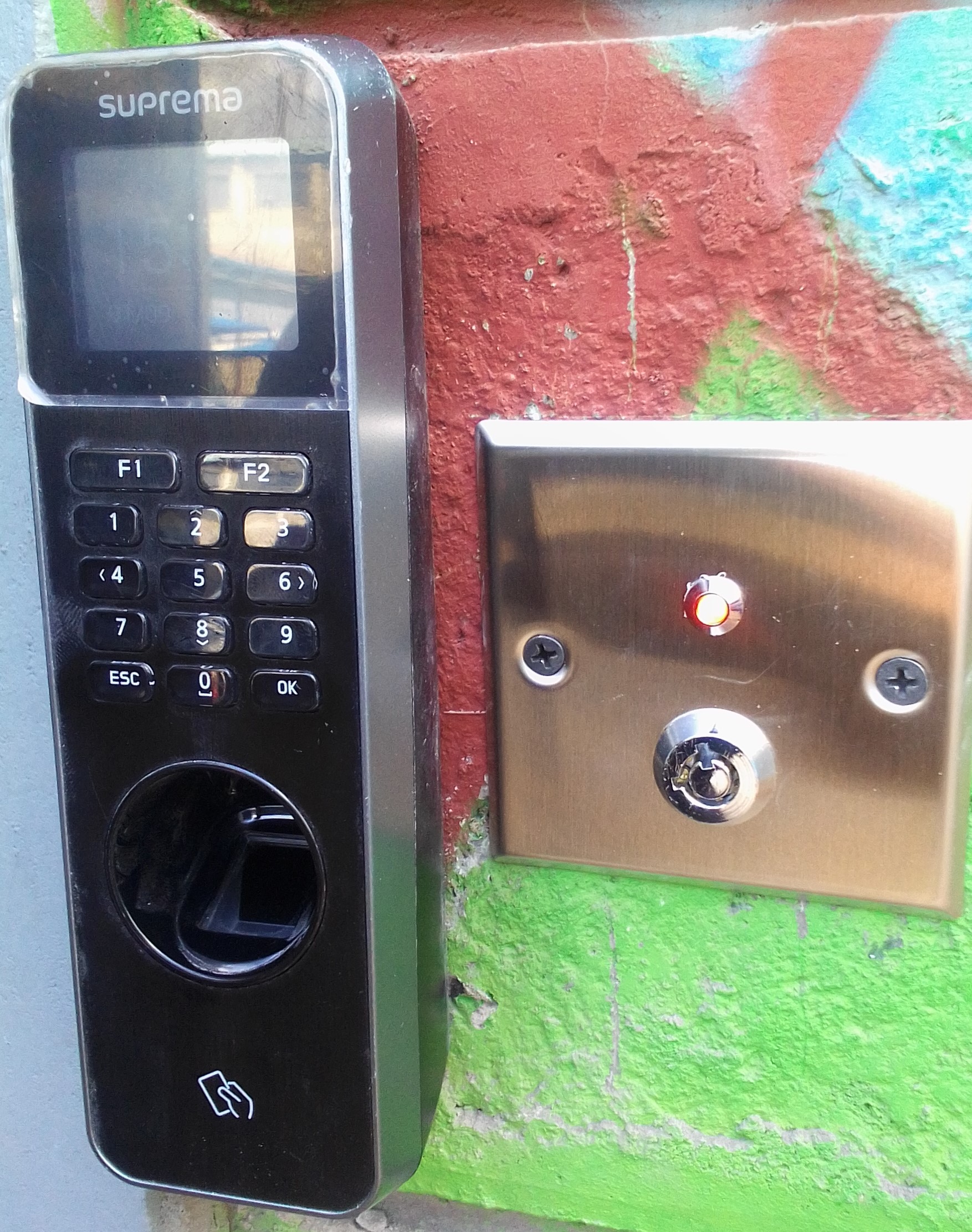 A Suprema fingerprint terminal, with emergency key switch